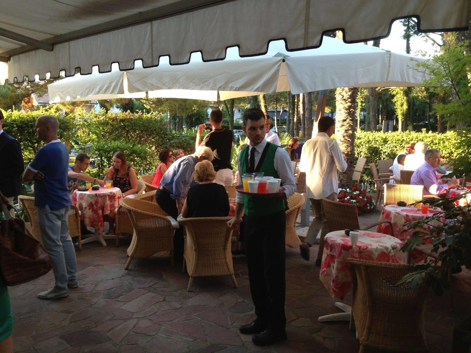 Hotel Eros Lignano Sabbiadoro Dış mekan fotoğraf